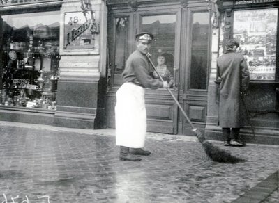 Straßenkehrer auf dem Newski-Prospekt, St. Petersburg, 1913 von Russian Photographer